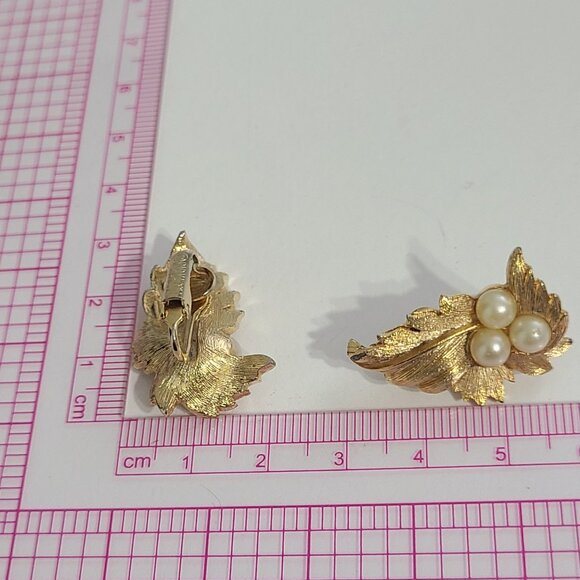 Elegant Gold Leaf Clip On Pearl Earrings- Vintage - Picture 9 of 9